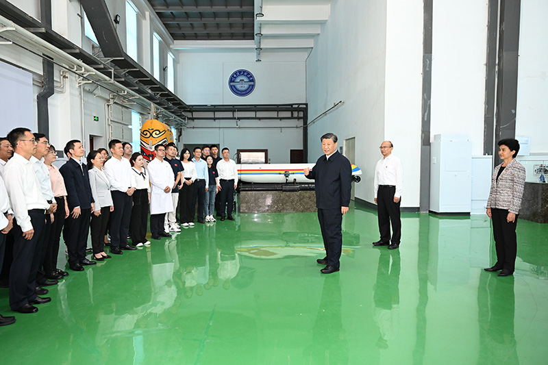 9月6日至8日,中共中央总书记、国家主席、中央军委主席习近平在黑龙江考察。这是7日上午,习近平在哈尔滨工程大学考察时,同师生代表亲切交流。